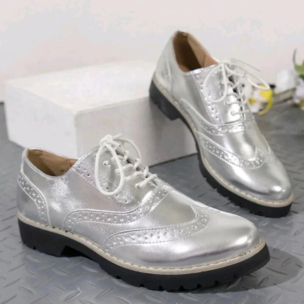 Women's Silver Lace-Up Comfortable Flat Oxfords, Classic Round Toe Brogues - Picture 5 of 8